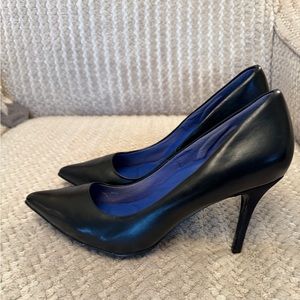 Antonia Saint of New York black pumps 💜